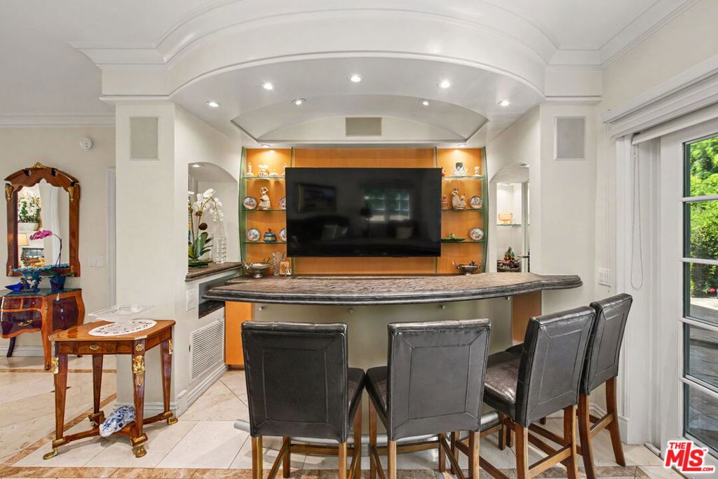 Residential Lease for rent at 204 Foothill Road, Beverly Hills, Los Angeles County CA featuring 4 beds and 5 baths