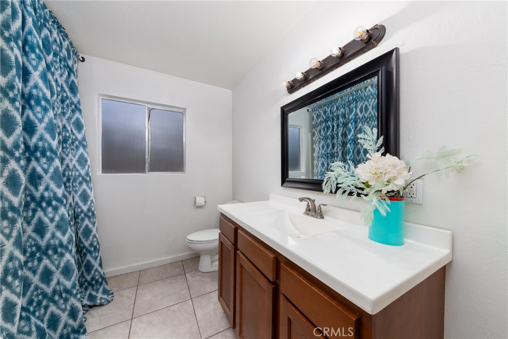 Residential Lease for rent at 3825 Bianchi, Bakersfield, Kern County CA featuring 3 beds and 2 baths