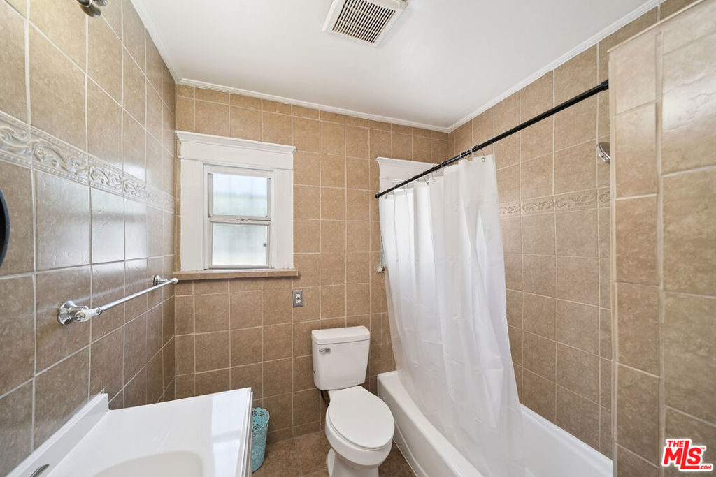 Residential Lease for rent at 1163 W 38th Street, Los Angeles, Los Angeles County CA featuring 3 beds and 3 baths