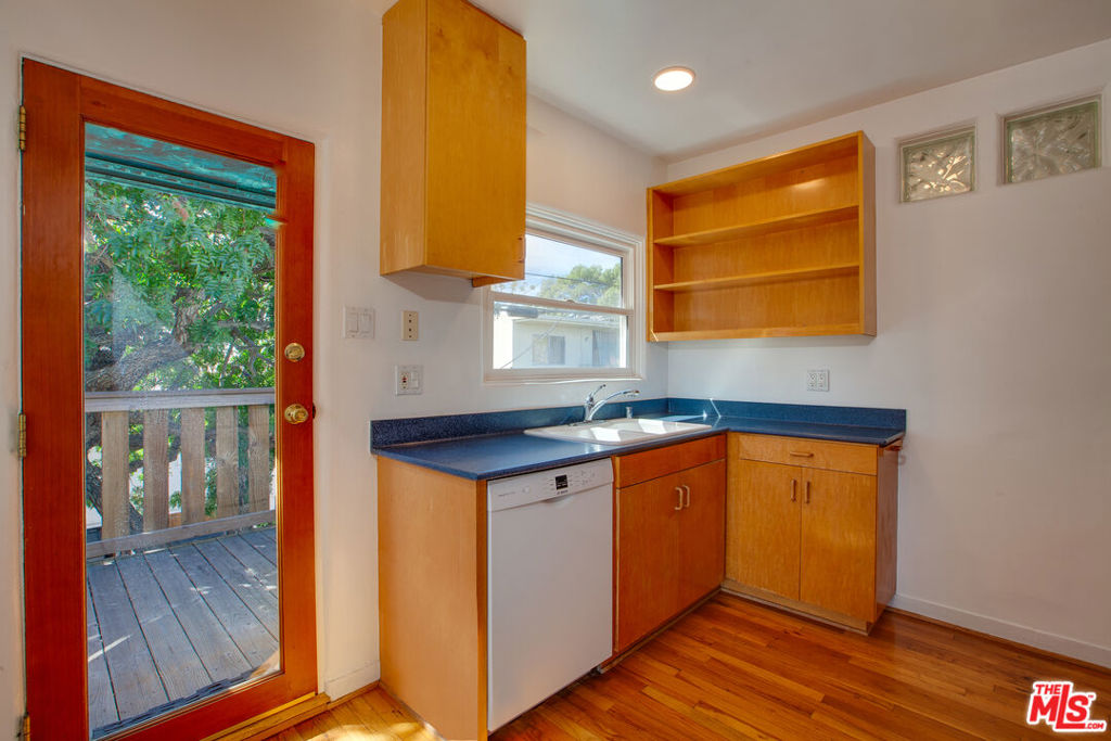 Residential Lease for rent at 2534 7th Street 4, Santa Monica, Los Angeles County CA featuring 2 beds and 1 bath