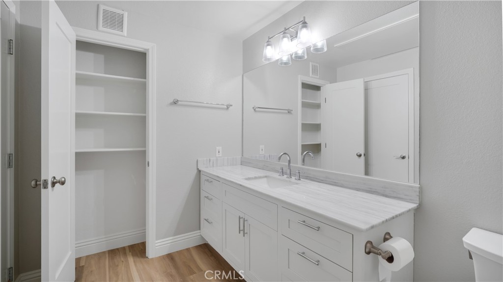 Residential Lease for rent at 22681 Oakgrove 215, Aliso Viejo CA featuring 1 bed and 1 bath
