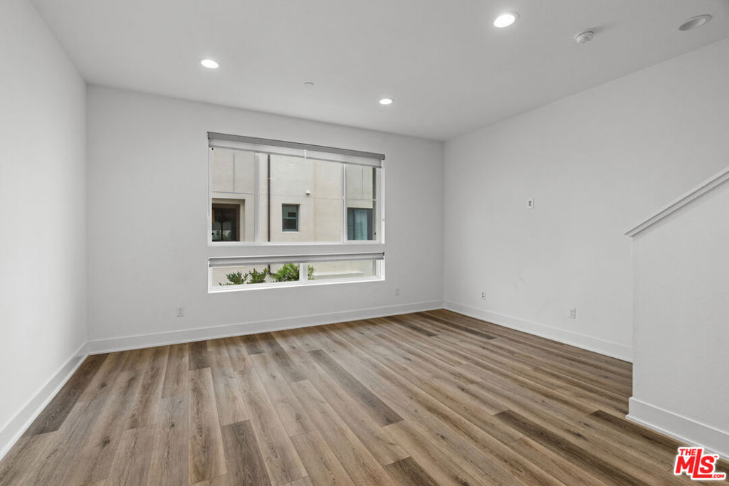 Residential Lease for rent at 2907 Exposition Place 4, Los Angeles, Los Angeles County CA featuring 3 beds and 3 baths