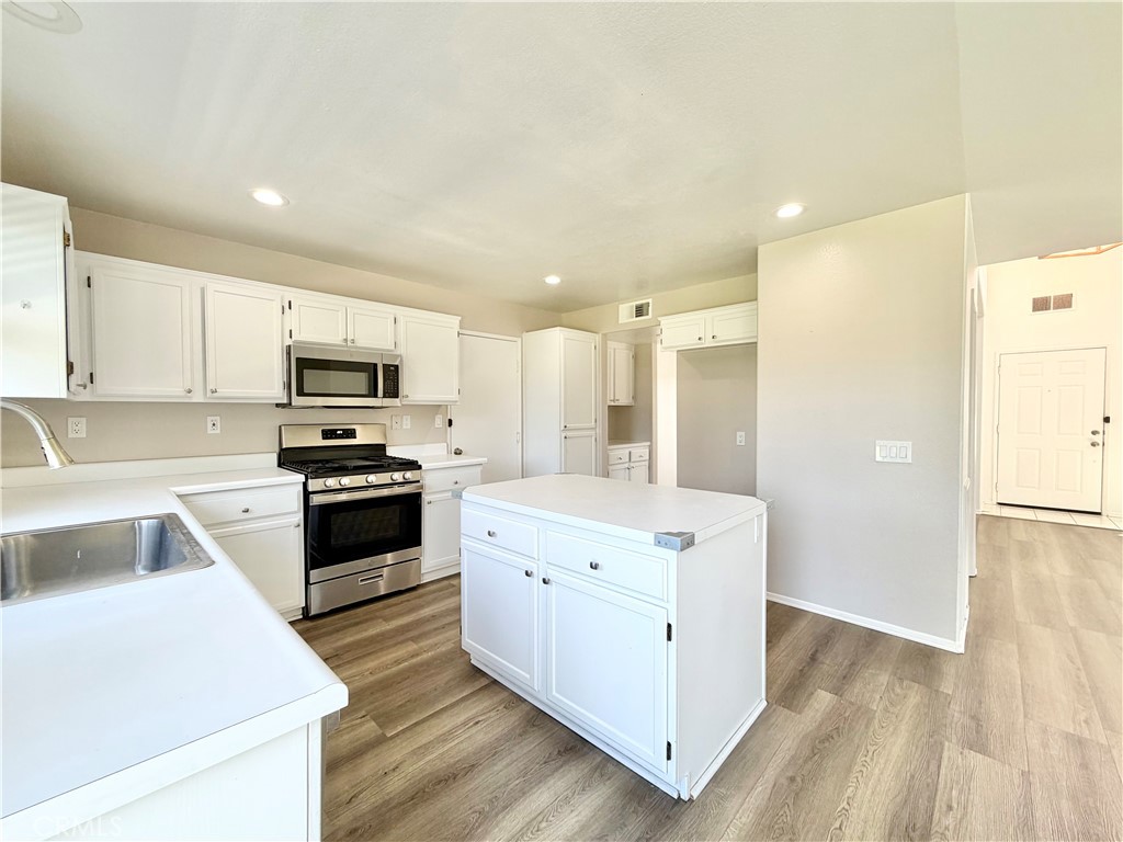 Residential Lease for rent at 43391 Calle Morita, Temecula CA featuring 4 beds and 3 baths