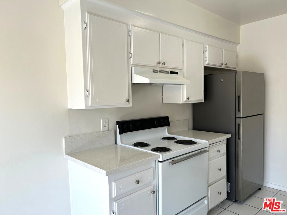 Residential Lease for rent at 3741 Westwood Blvd 4, Los Angeles, Los Angeles County CA featuring 2 beds and 2 baths
