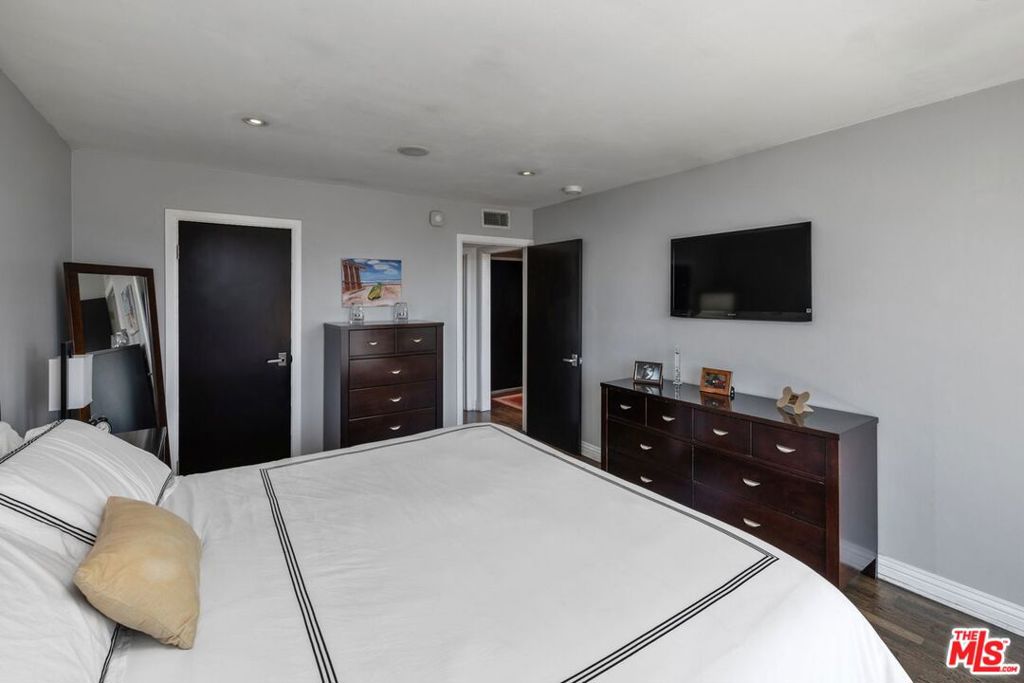 Residential Lease for rent at 2260 N Cahuenga Boulevard 502, Los Angeles, Los Angeles County CA featuring 2 beds and 2 baths