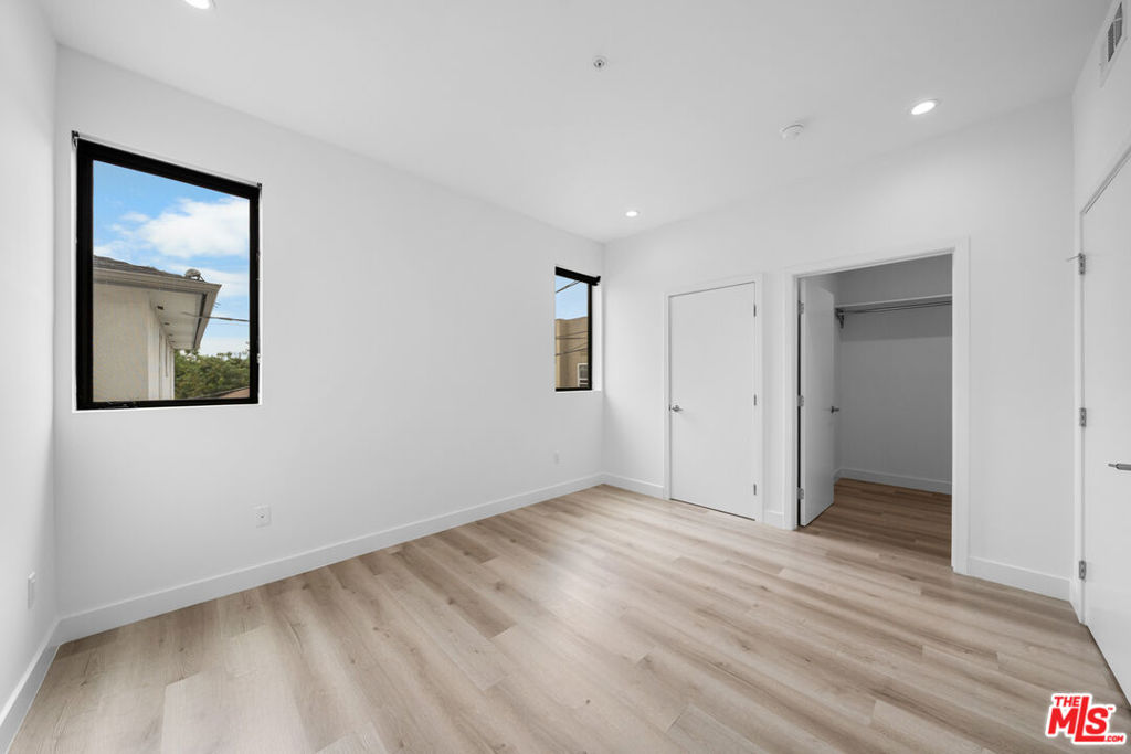 Residential Lease for rent at 5612 Lexington Avenue 204, Los Angeles, Los Angeles County CA featuring 2 beds and 2 baths