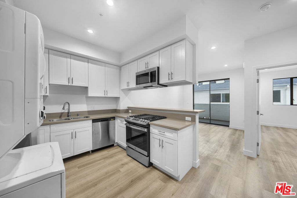 Residential Lease for rent at 5612 Lexington Avenue 203, Los Angeles, Los Angeles County CA featuring 1 bed and 1 bath