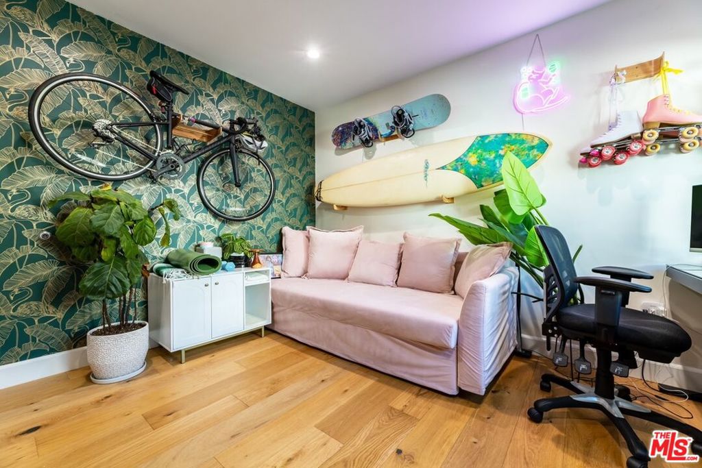 Residential Lease for rent at 811 18th Street C, Santa Monica, Los Angeles County CA featuring 2 beds and 1 bath