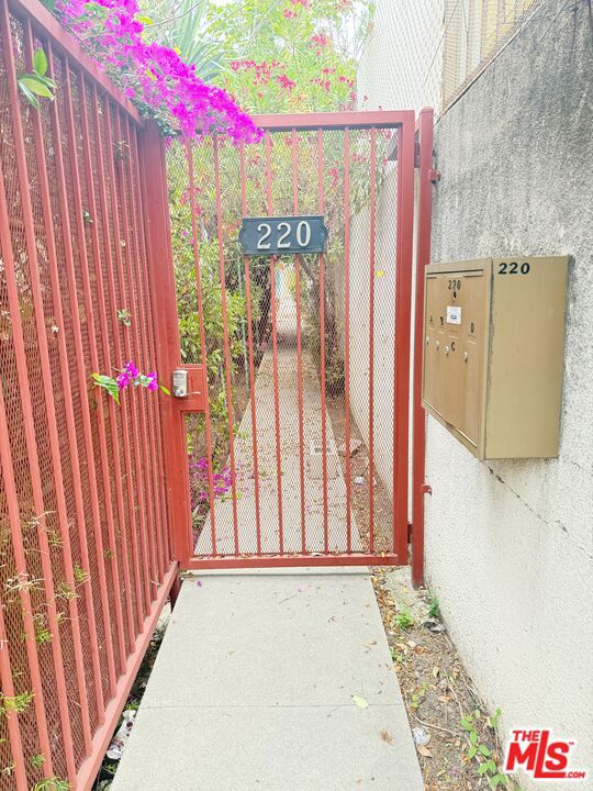Residential Lease for rent at 220 N Louise Street C, Glendale, Los Angeles County CA featuring 1 bed and 1 bath