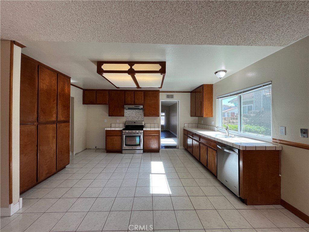 Residential Lease for rent at 2534 Roxy, Simi Valley, Ventura County CA featuring 4 beds and 2 baths