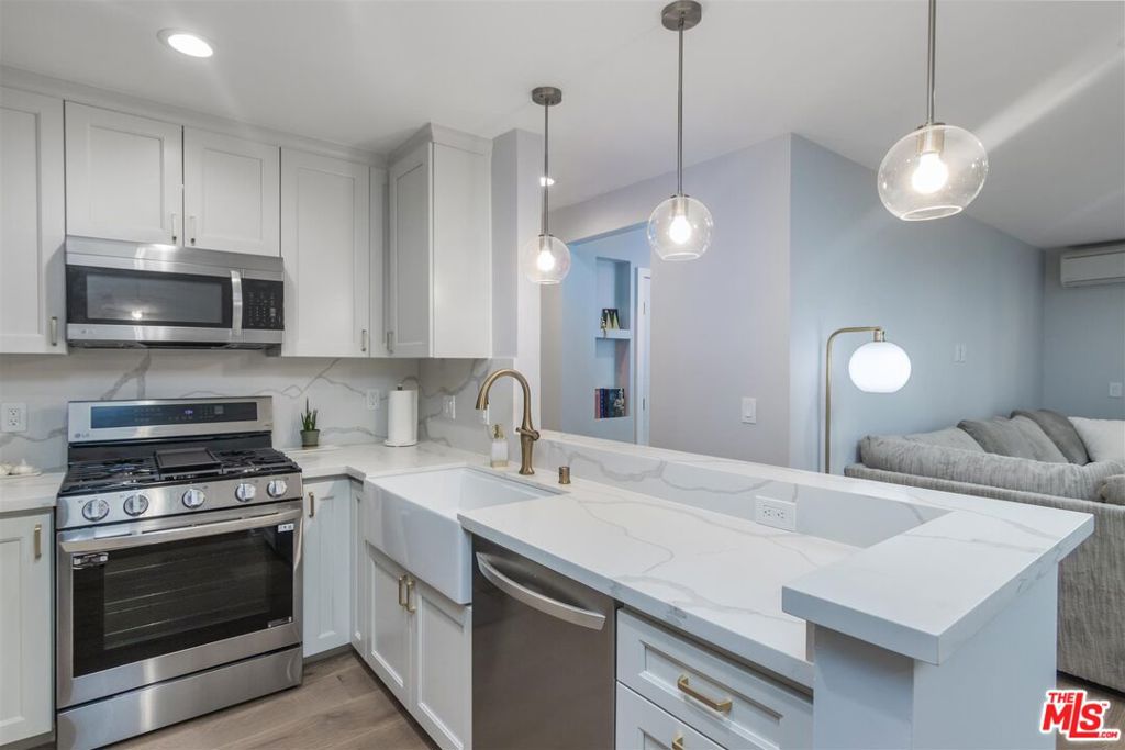 Residential Lease for rent at 9005 Cynthia Street 214, West Hollywood CA featuring 1 bed and 1 bath