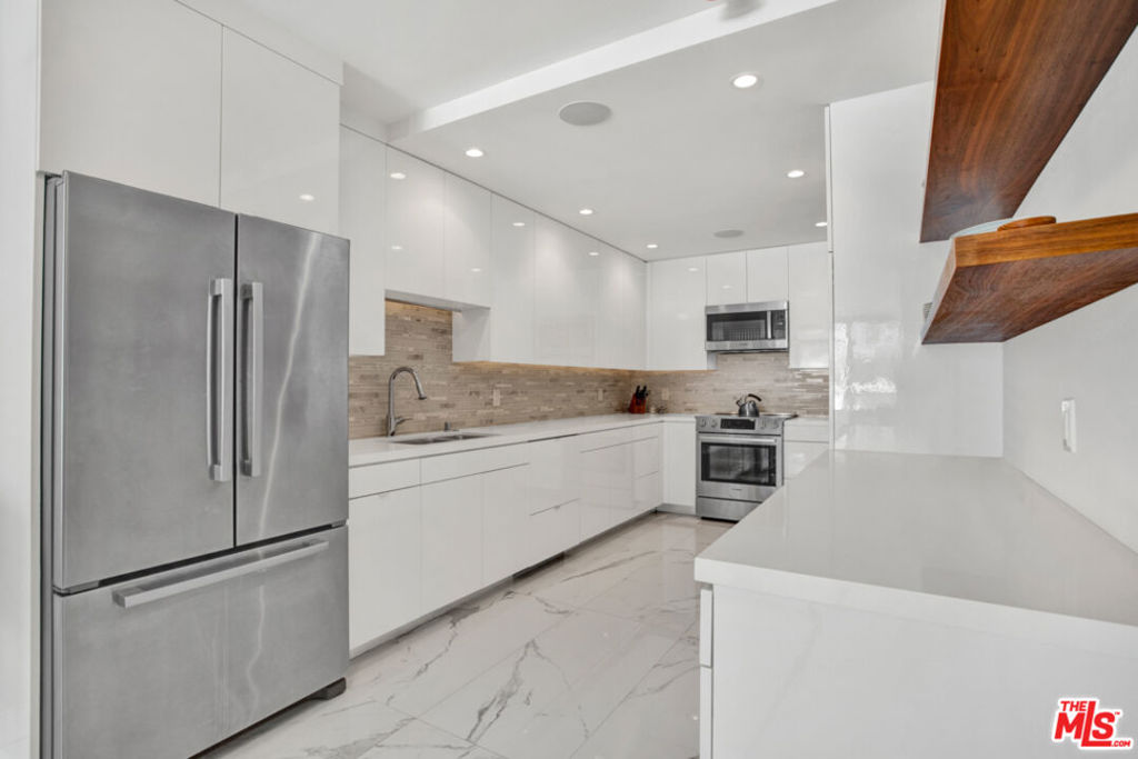 Residential Lease for rent at 1100 Alta Loma Road 1103, West Hollywood CA featuring 2 beds and 3 baths