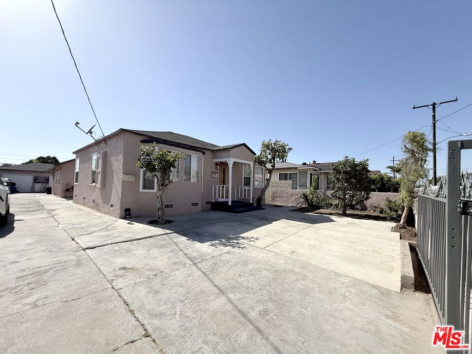 Residential Lease for rent at 11633 Menlo Avenue unit A, Hawthorne CA featuring 1 bed and 1 bath