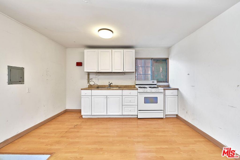 Single Family Residence for sale at 1522 Crenshaw Boulevard, Los Angeles, CA featuring 3 beds and 2 baths