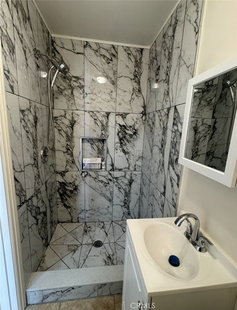 Residential Lease for rent at 13427 Cerise, Hawthorne CA featuring 1 bed and 1 bath