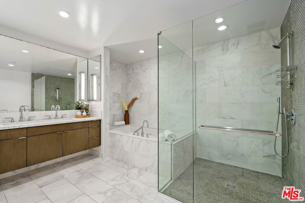 Residential Lease for rent at 1705 Ocean Avenue 206, Santa Monica CA featuring 1 bed and 2 baths