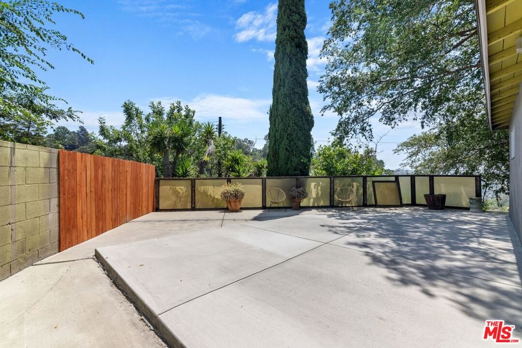 Residential Lease for rent at 4608 Nob Hill Drive, Los Angeles, Los Angeles County CA featuring 2 beds and 1 bath