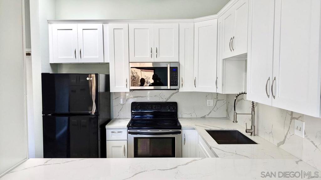 Residential Lease for rent at 8310 Regents Rd 3-H, University City, San Diego County CA featuring 2 beds and 2 baths
