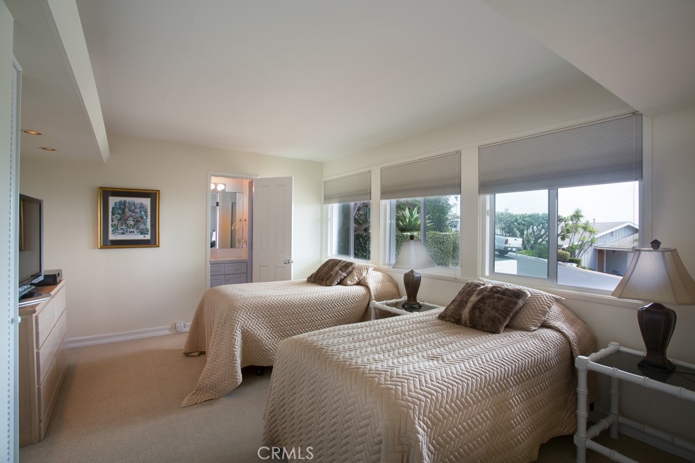 Residential Lease for rent at 1004 Emerald Bay, Laguna Beach CA featuring 5 beds and 5 baths