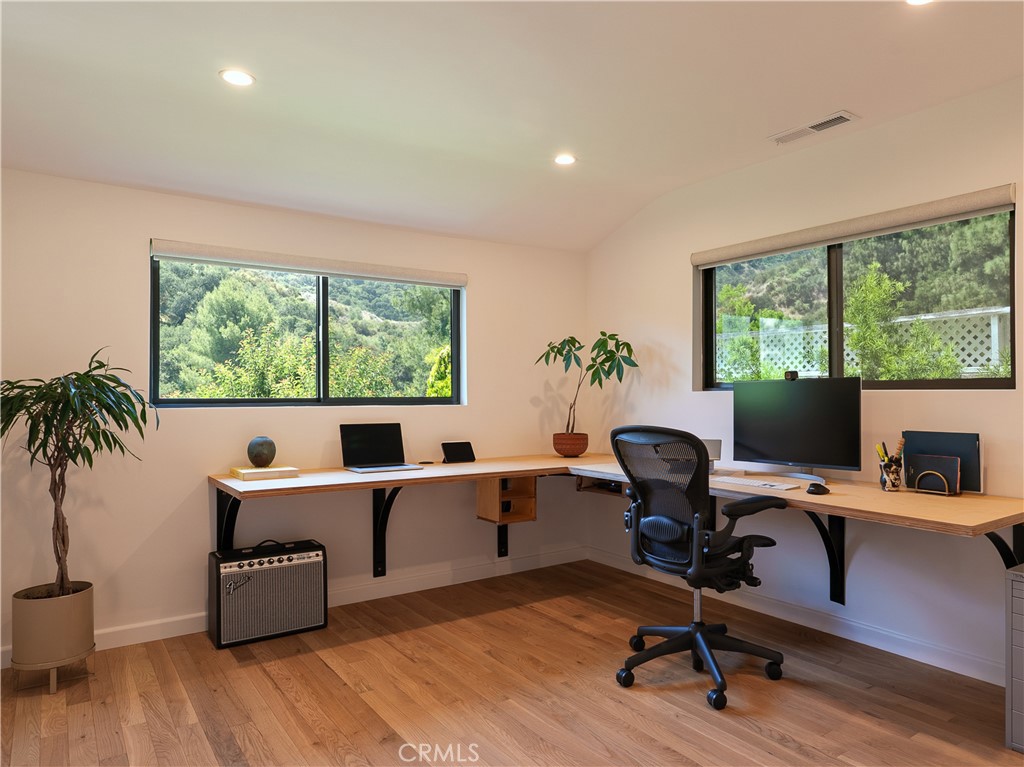 Residential Lease for rent at 1310 J Lee Circle, Glendale, Los Angeles County CA featuring 4 beds and 4 baths