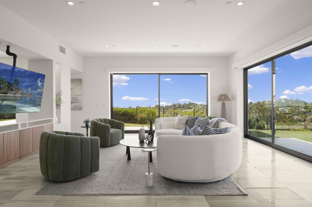 Residential Lease for rent at 2170 Via Nina, La Jolla, San Diego County CA featuring 5 beds and 7 baths