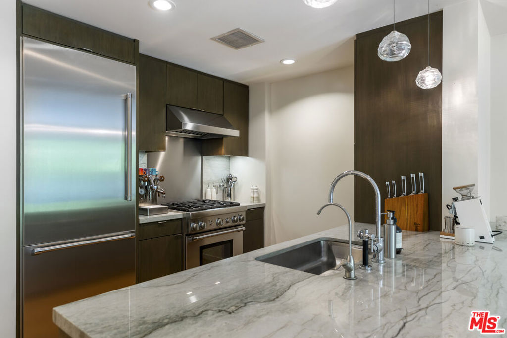 Residential Lease for rent at 1705 Ocean Ave 212, Santa Monica CA featuring 1 bed and 2 baths