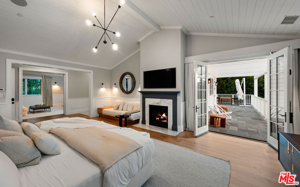 Residential Lease for rent at 491 N Tigertail Road, Los Angeles, Los Angeles County, CA featuring 9 beds and 14 baths