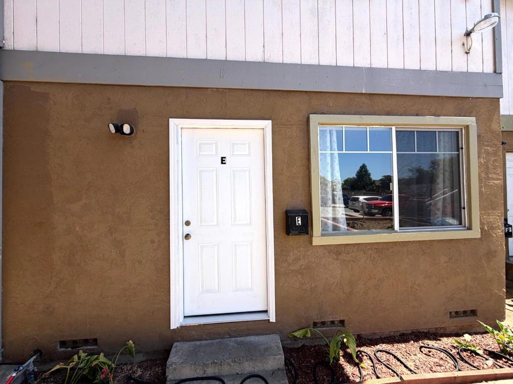 Residential Lease for rent at 890 Rider Avenue E, Salinas, Monterey County CA featuring 2 beds and 2 baths