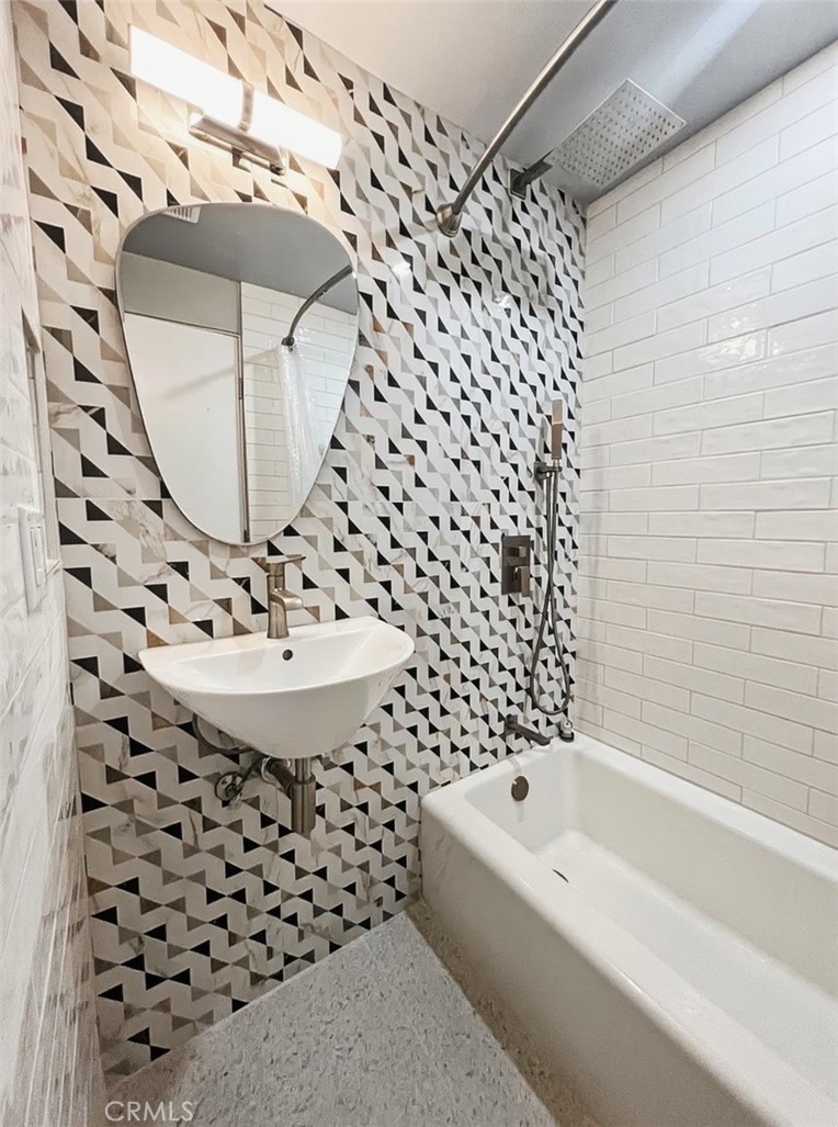 Residential Lease for rent at 1523 E San Lorenzo, Palm Springs CA featuring 5 beds and 5 baths