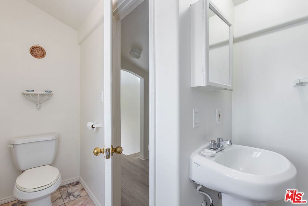 Residential Lease for rent at 5828 Foxview Drive 1, Malibu CA featuring 1 bed and 1 bath