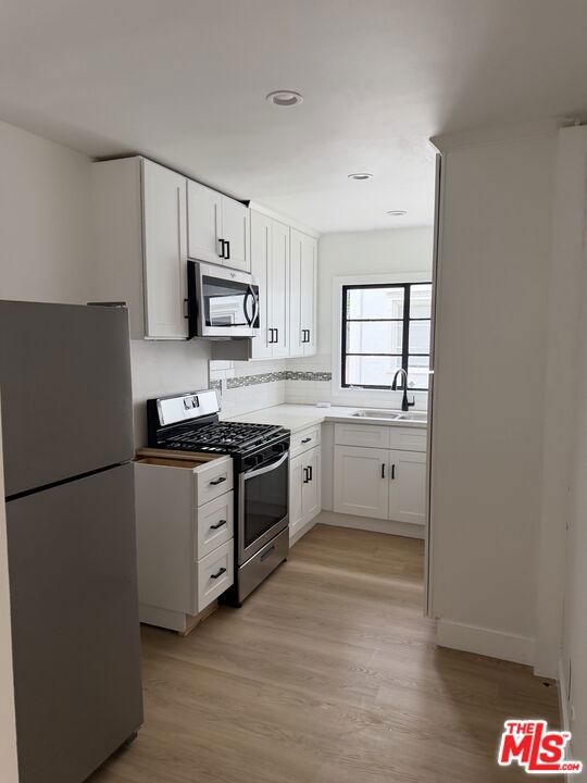 Residential Lease for rent at 8730 Holloway Drive, West Hollywood CA featuring 1 bed and 1 bath