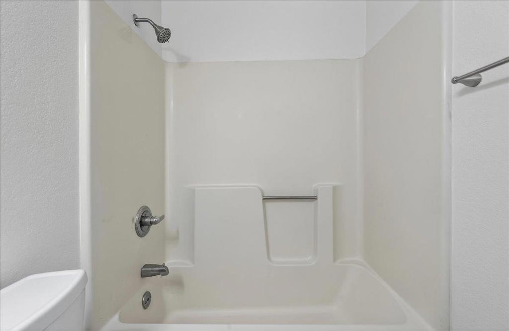 Residential Lease for rent at 521 Spring Drive, Hollister, San Benito County CA featuring 6 beds and 4 baths