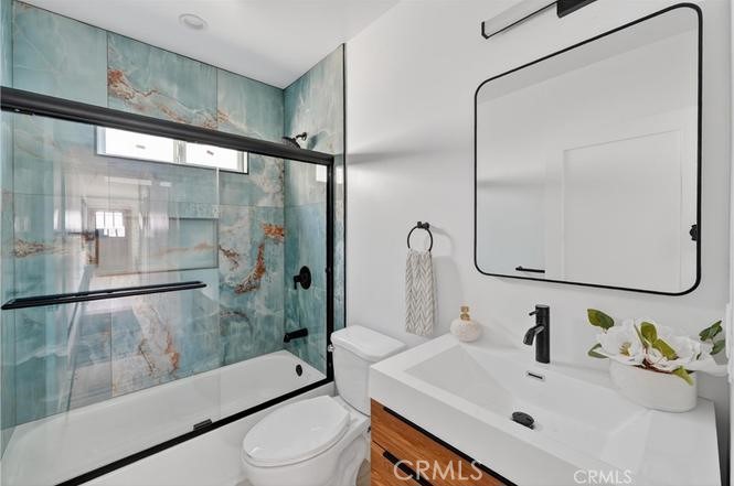 Duplex for rent at 846 N Washington Place, Long Beach, CA featuring 2 beds and 2 baths