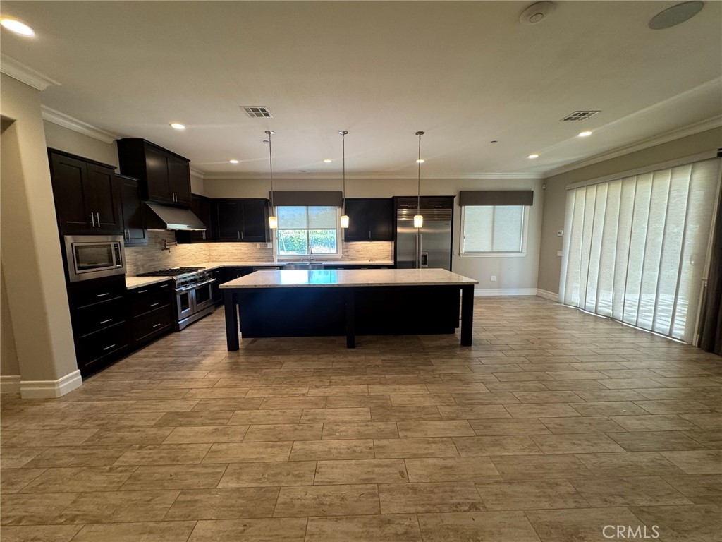 Residential Lease for rent at 24219 Summer Creek, Murrieta CA featuring 6 beds and 5 baths