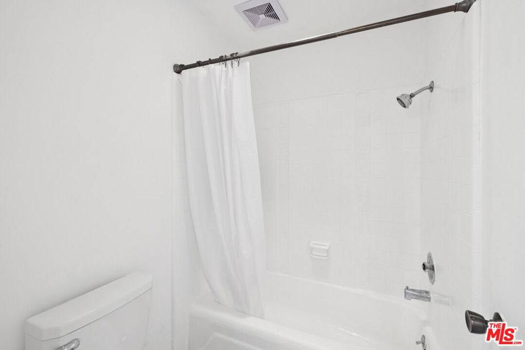Residential Lease for rent at 5625 Sumner Way 314, Culver City CA featuring 1 bed and 1 bath