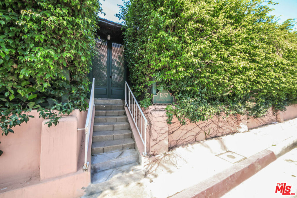 Residential Lease for rent at 1367 N BEVERLY Drive, Beverly Hills CA featuring 3 beds and 3 baths