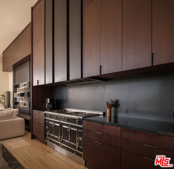 Residential Lease for rent at 1305 Collingwood Place, West Hollywood CA featuring 6 beds and 7 baths