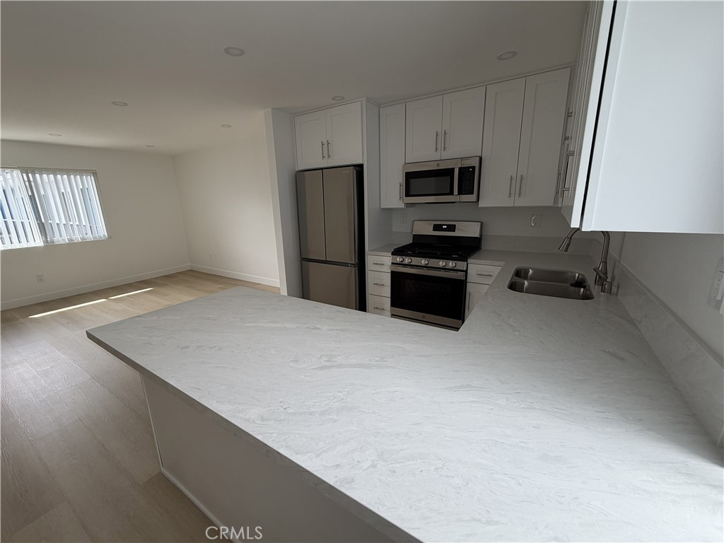 Residential Lease for rent at 220 12th Street 19, Huntington Beach CA featuring 1 bed and 1 bath