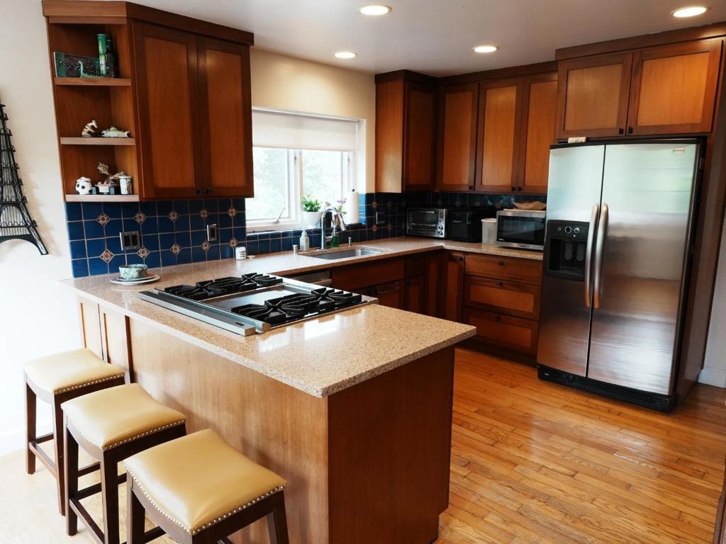 Residential Lease for rent at 87 Tara Road, Orinda, Contra Costa County CA featuring 4 beds and 3 baths