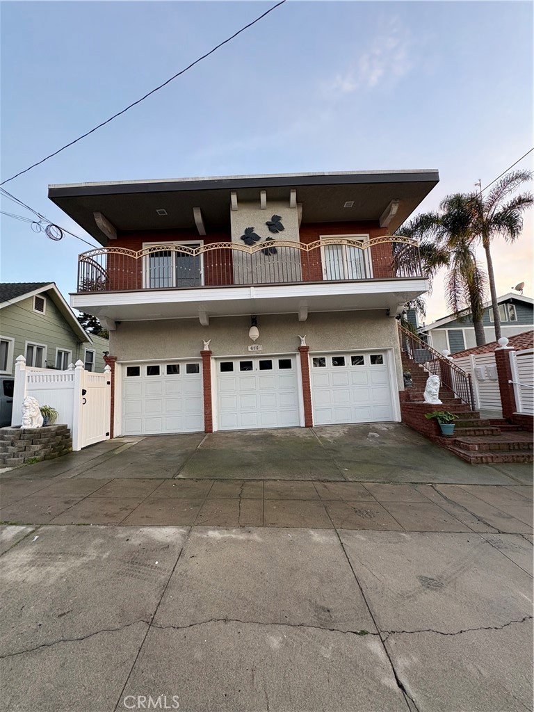 Residential Lease for rent at 616 Emerald Street 1, Redondo Beach CA featuring 2 beds and 2 baths