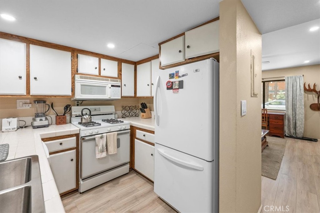 Residential Lease for rent at 619 Summit, Big Bear Lake, San Bernardino County CA featuring 2 beds and 2 baths
