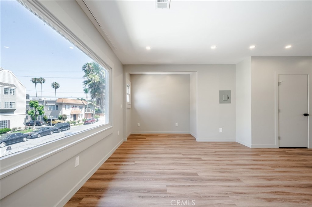 Residential Lease for rent at 10 Esperanza Avenue 12, Long Beach CA featuring 1 bed and 1 bath