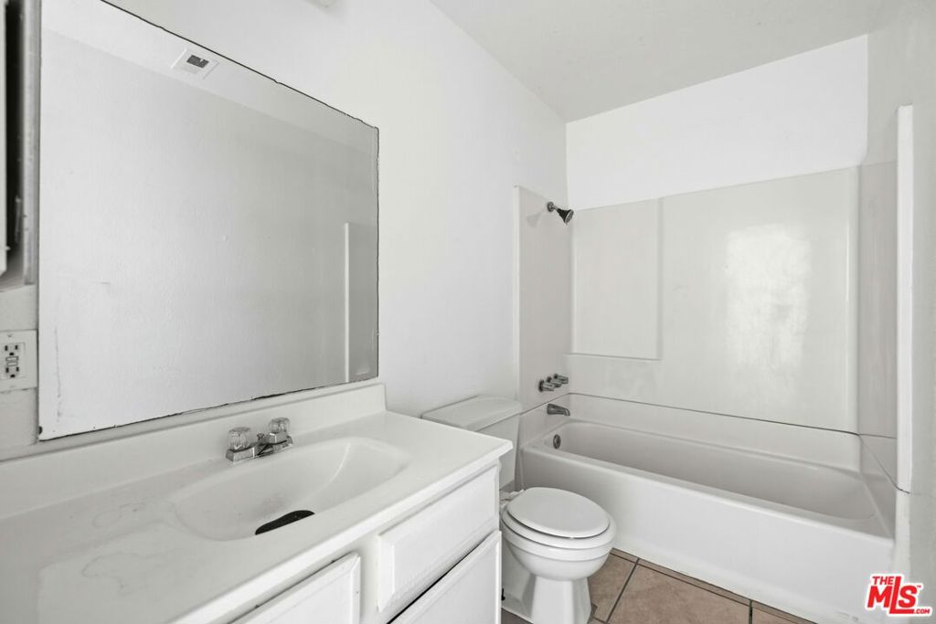 Residential Lease for rent at 518 E Avenue Q4 5, Palmdale CA featuring 2 beds and 1 bath