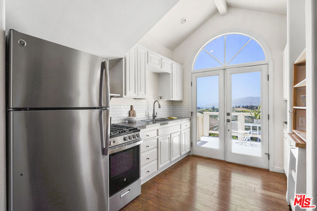 Residential Lease for rent at 29355 Heathercliff Road GuestHouse, Malibu CA featuring 1 bed and 1 bath