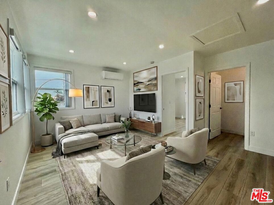 Residential Lease for rent at 1321 1/2 N Normandie Avenue, Los Angeles, Los Angeles County CA featuring 1 bed and 1 bath