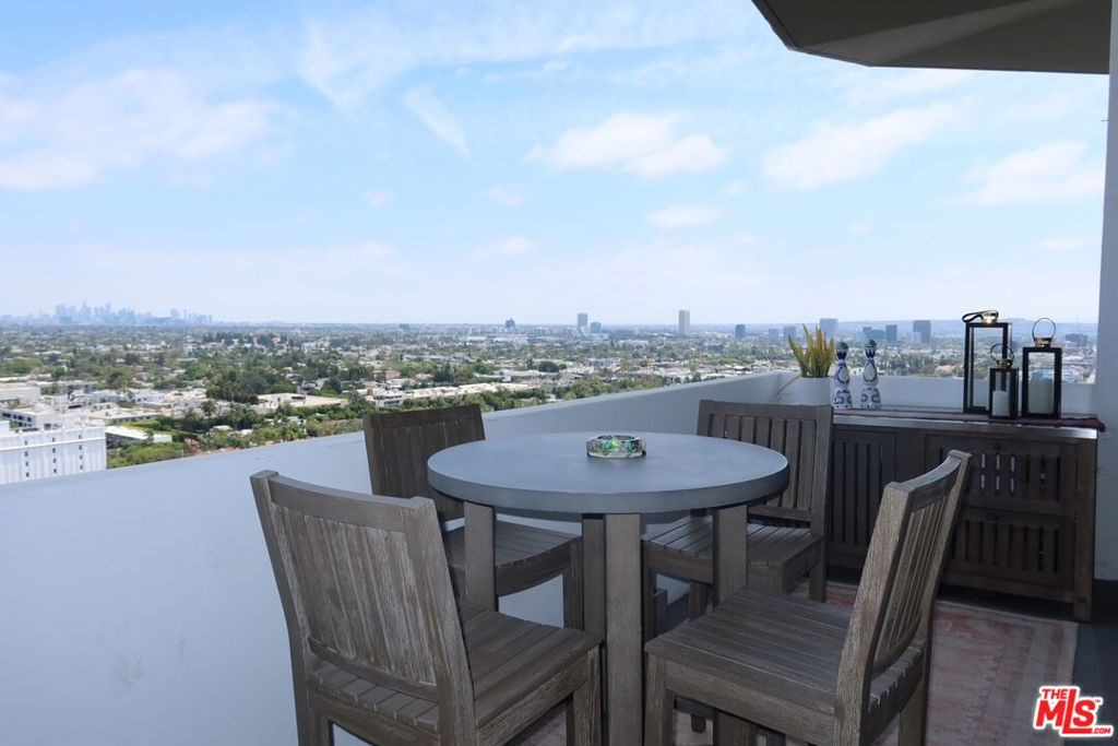 Residential Lease for rent at 1155 N La Cienega Boulevard 6, West Hollywood, Los Angeles County CA featuring 2 beds and 2 baths
