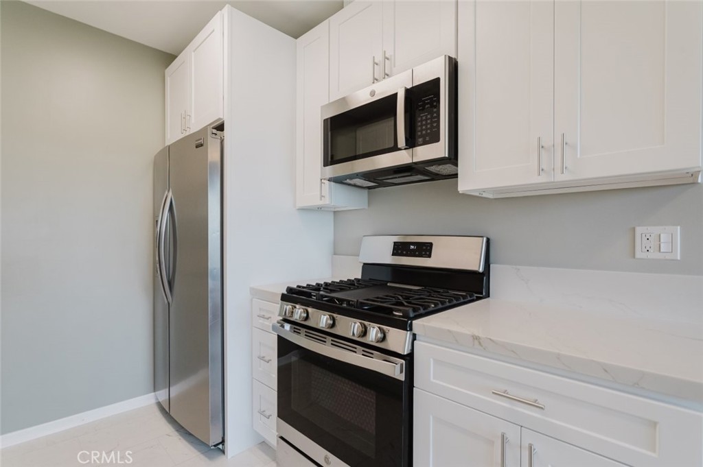 Residential Lease for rent at 2203 N Verdugo Road 5, Glendale, Los Angeles County CA featuring 2 beds and 2 baths