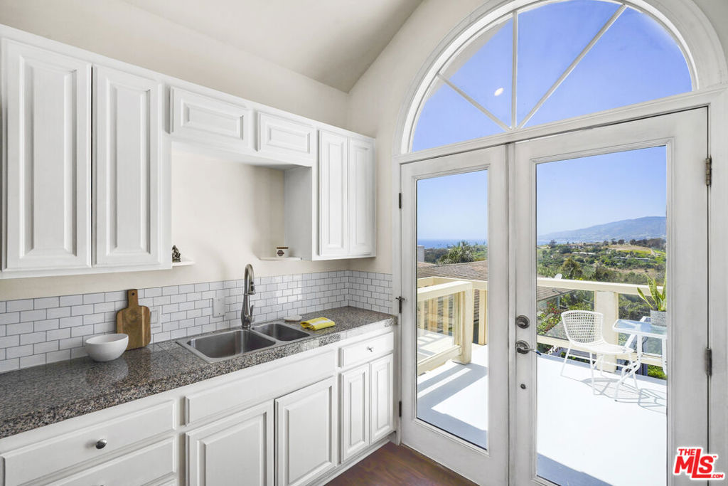 Residential Lease for rent at 29355 Heathercliff Road GuestHouse, Malibu, Los Angeles County CA featuring 1 bed and 1 bath