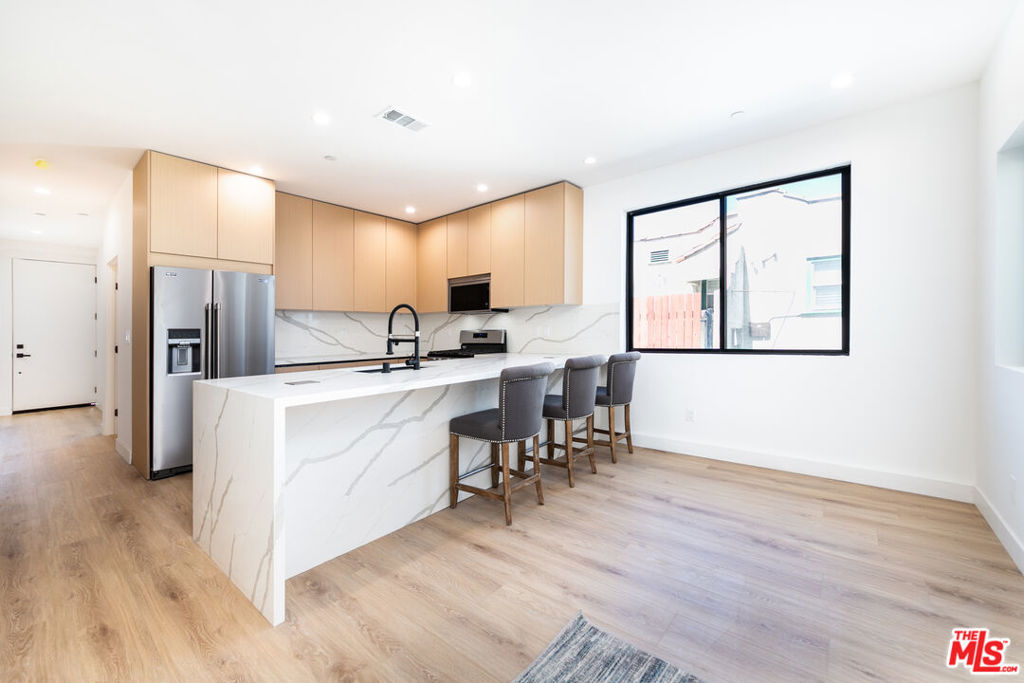 Residential Lease for rent at 4615 St Charles Place 1/2, Los Angeles, Los Angeles County CA featuring 4 beds and 3 baths