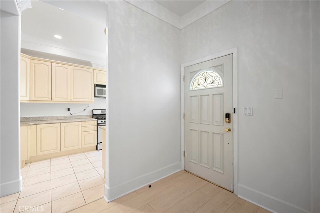 Residential Lease for rent at 465 E Magnolia Boulevard 104, Burbank, Los Angeles County CA featuring 2 beds and 2 baths